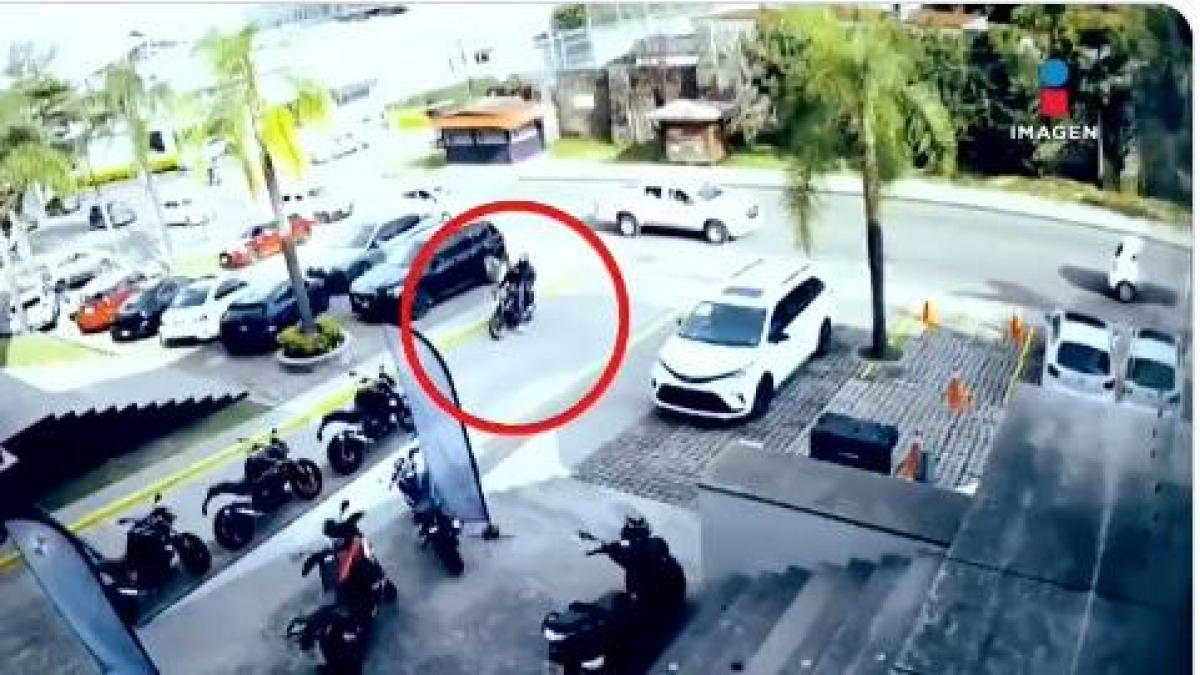 Cámaras captan violento asalto en agencia de motocicletas de lujo en Cuernavaca