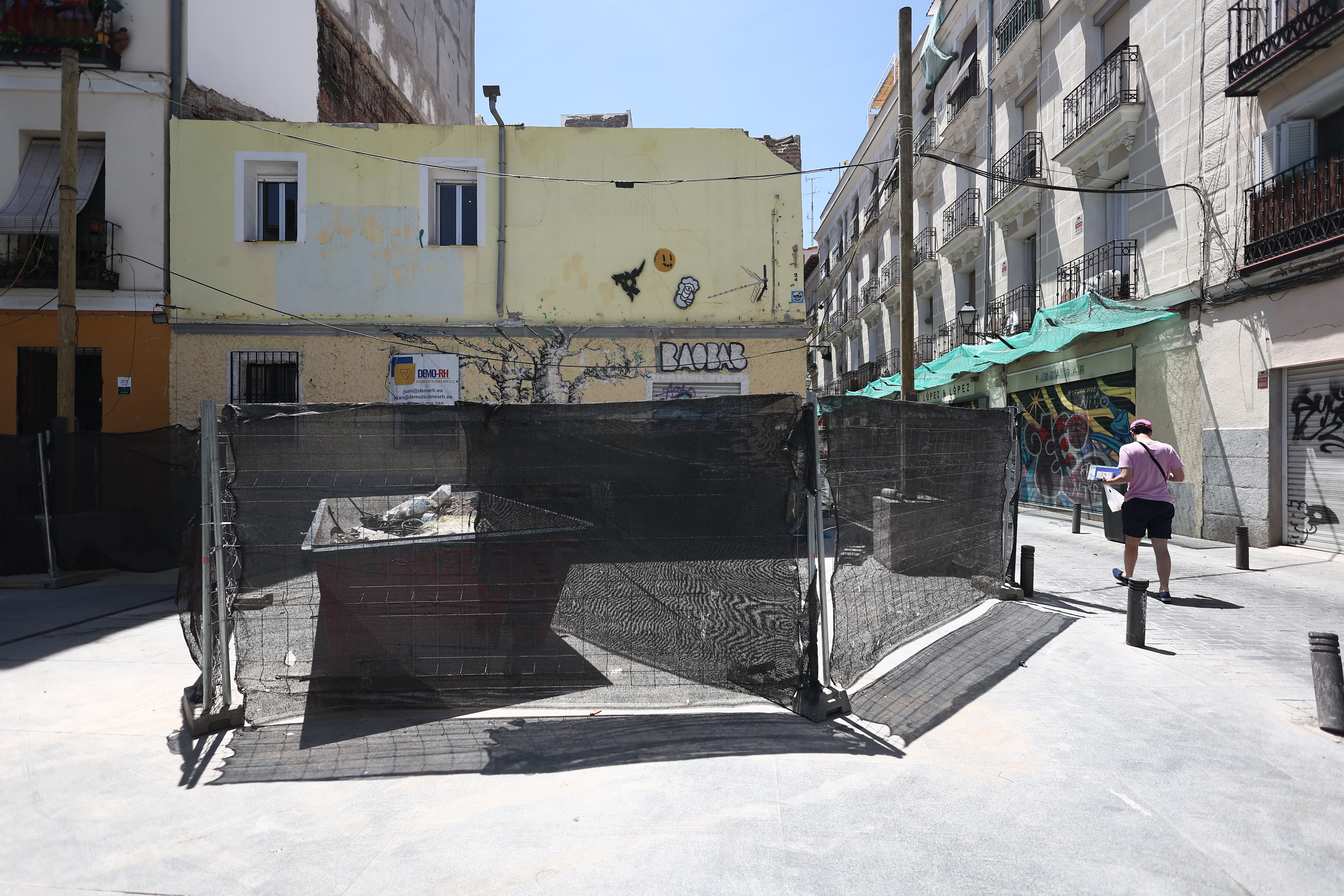 Las obras en el edificio del restaurante Baobab en Lavapiés continúan desde hace días a pesar de que la justicia paralizó el derribo