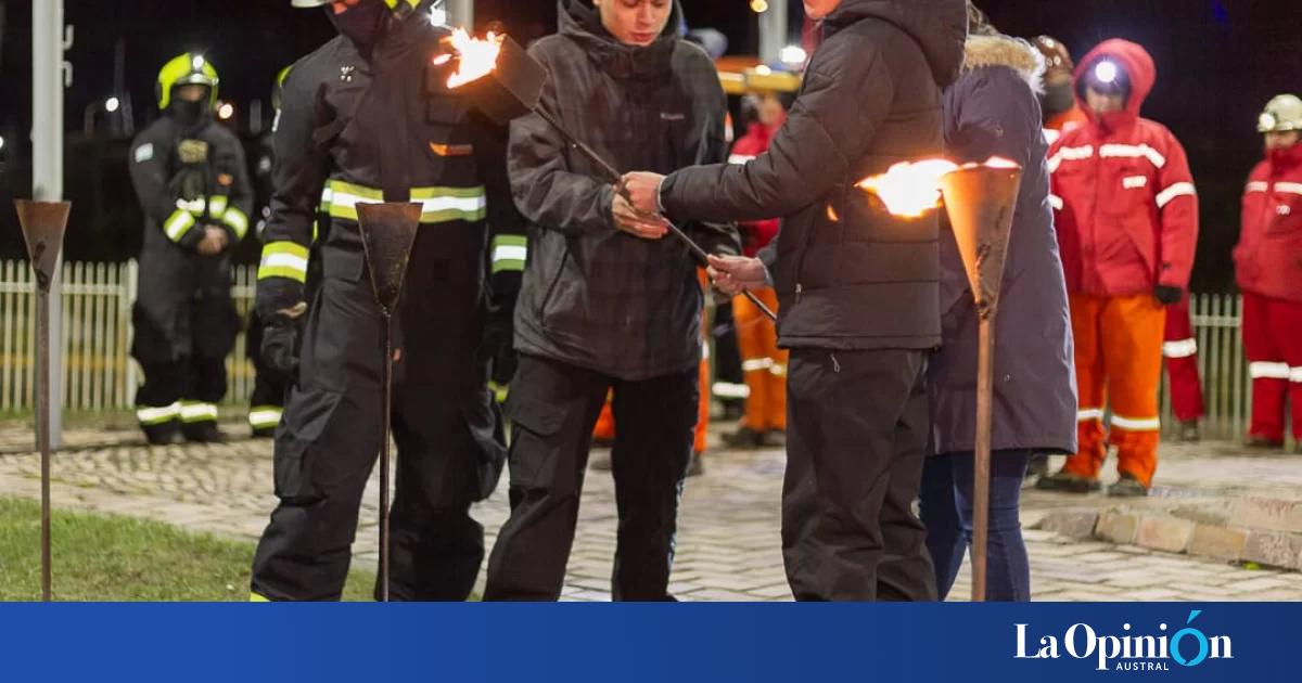 Vigilia en 28 de Noviembre: emotivo homenaje a los mineros con encendido antorchas, sirenas y memoria a 22 años de la tragedia