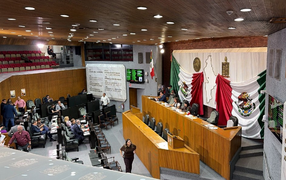 PAN NL defiende a gobernadora de Chihuahua; Morena los llama traidores
