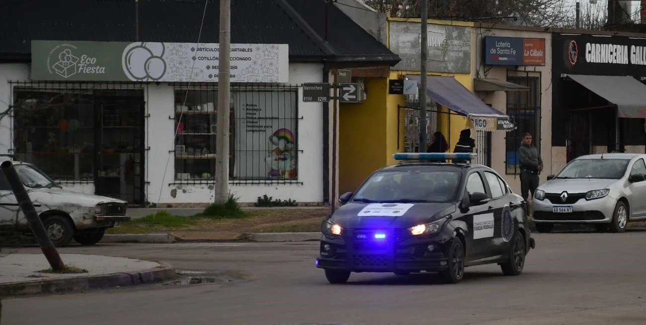 Dos detenidos por violentos conflictos familiares, con perimetrales violadas y un policía herido