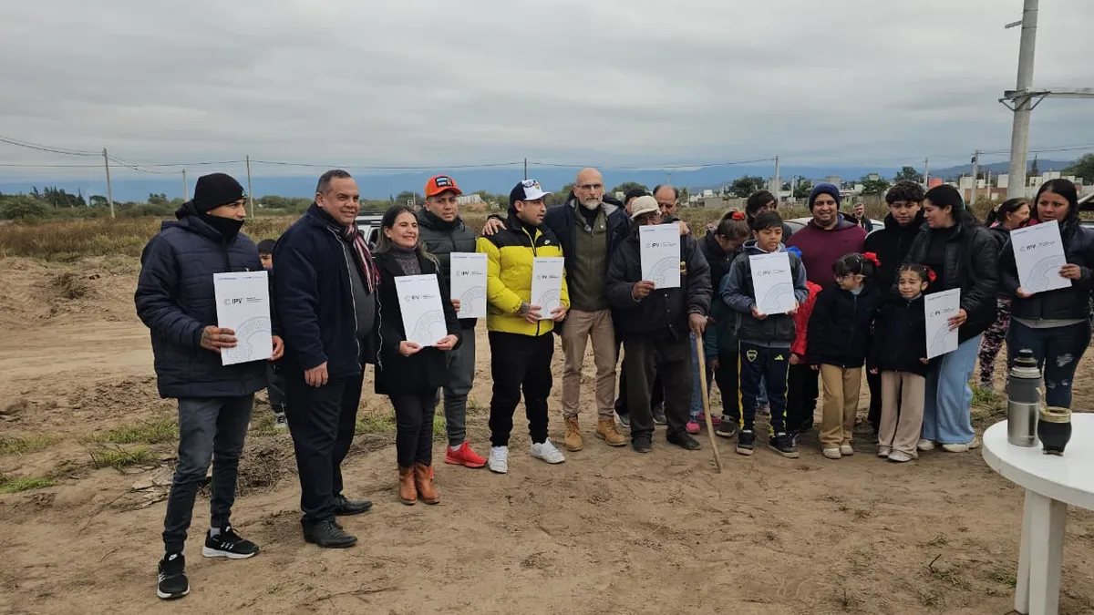 Diez familias de Valle Viejo recibieron terrenos para empezar a construir sus casas