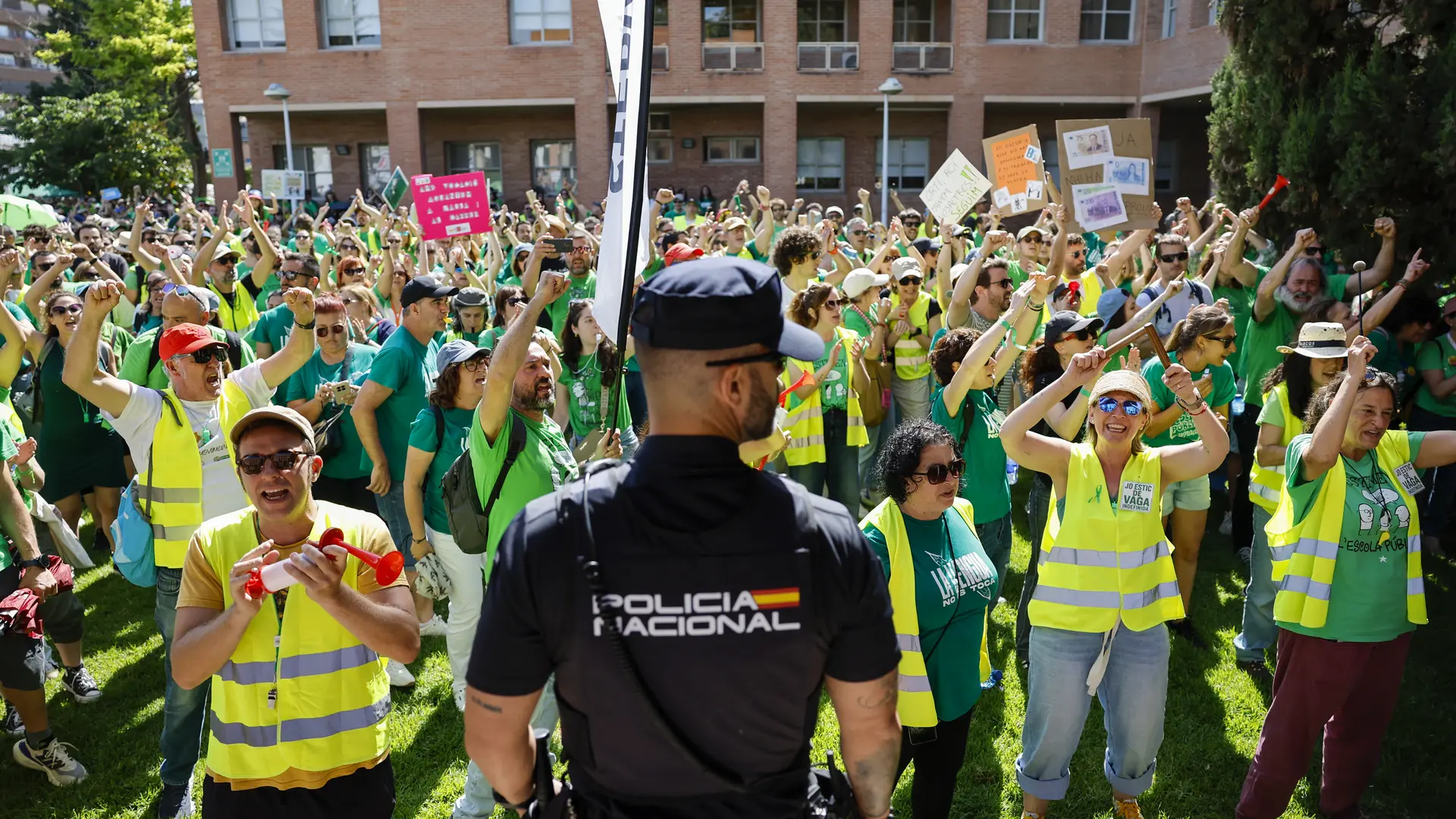 Los profesores anuncian protestas en toda España y una posible huelga en septiembre ante la "parálisis" de recursos en educación