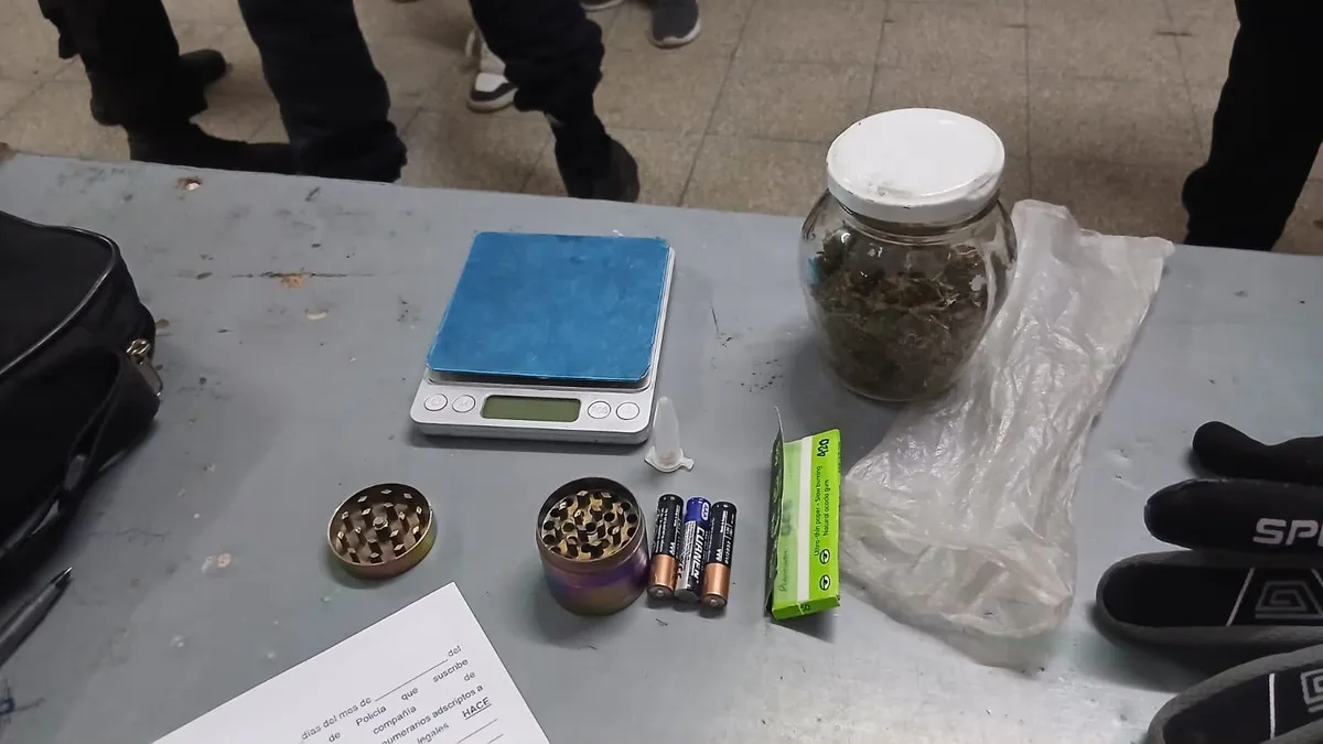 Chocó, huyó y agredió a los policías: en la requisa le hallaron marihuana y una balanza