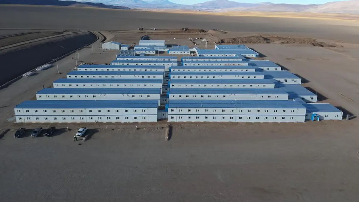 Empresas mineras ahorran importando una "ciudad llave en mano" desde China