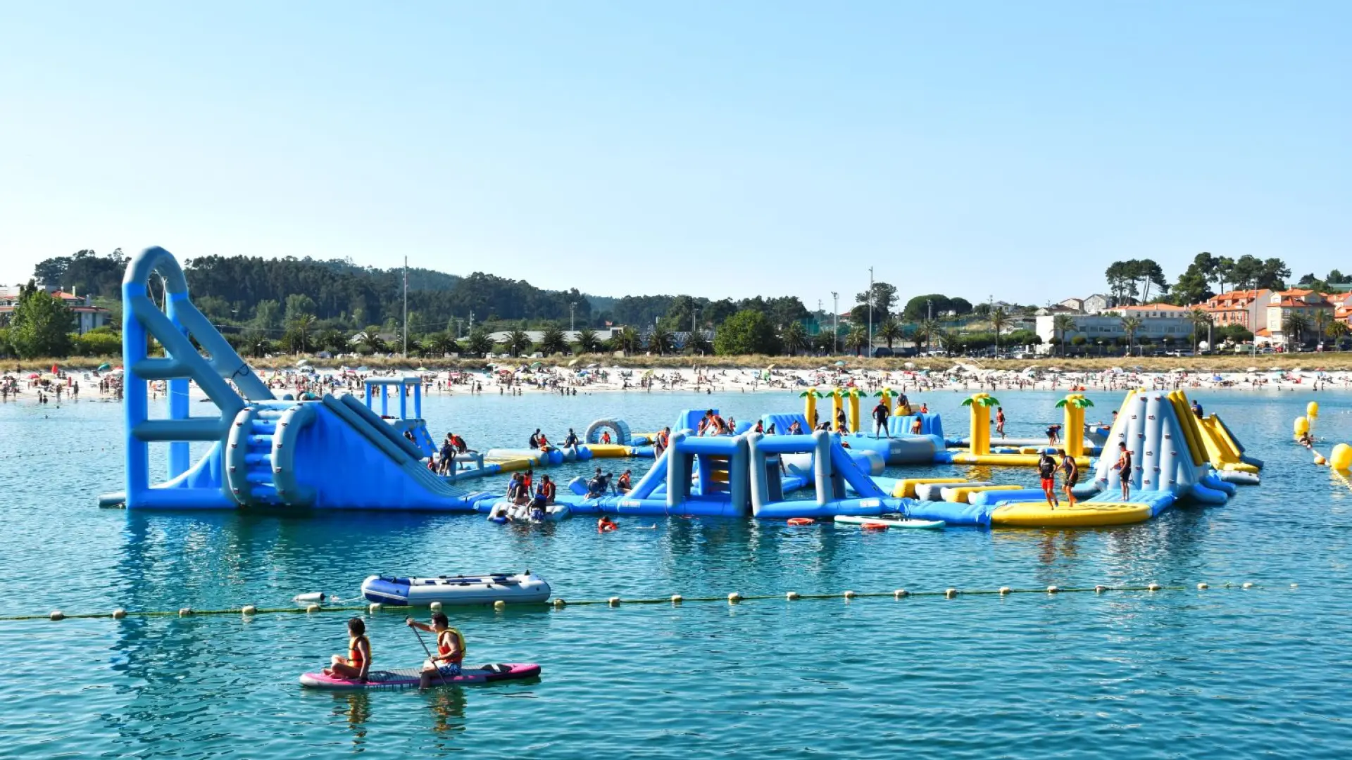 Este pueblo gallego tiene el parque acuático flotante más grande de España: cuándo abre, precios y horarios