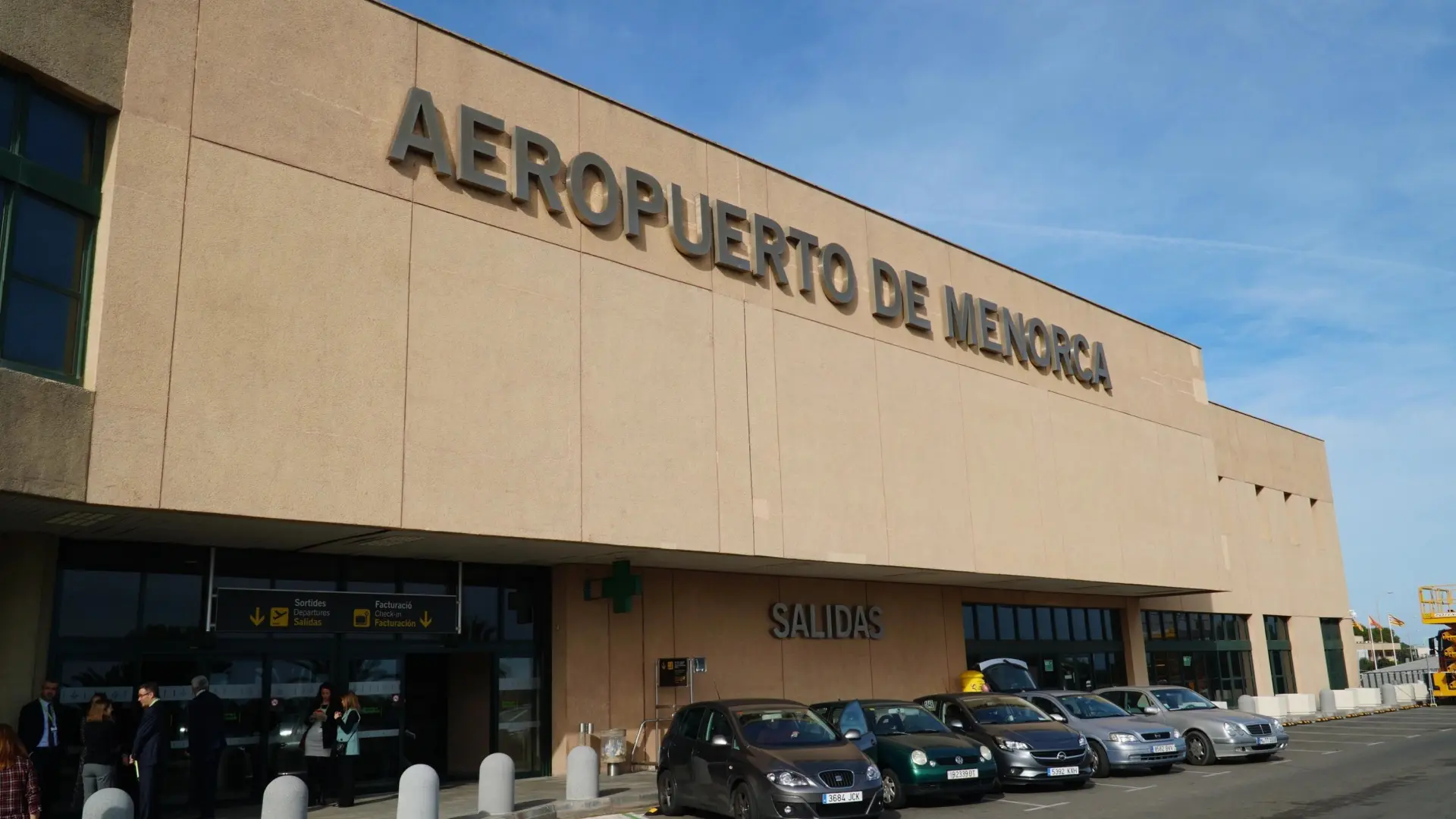 Detenido un hombre en el aeropuerto de Menorca por agredir a su pareja e intentar huir de España con la hija