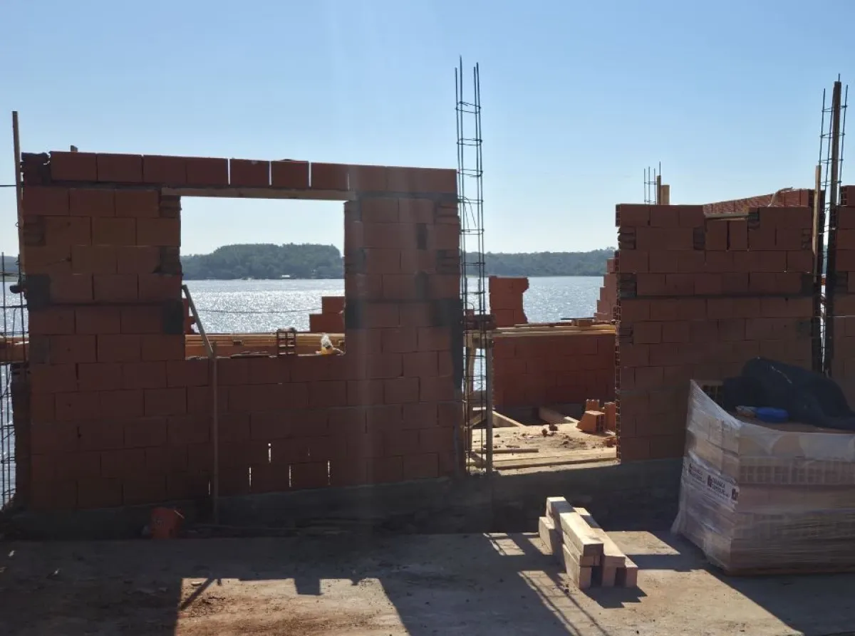 Ecología frenó una obra ilegal sobre la costa del Paraná y secuestró materiales en Candelaria