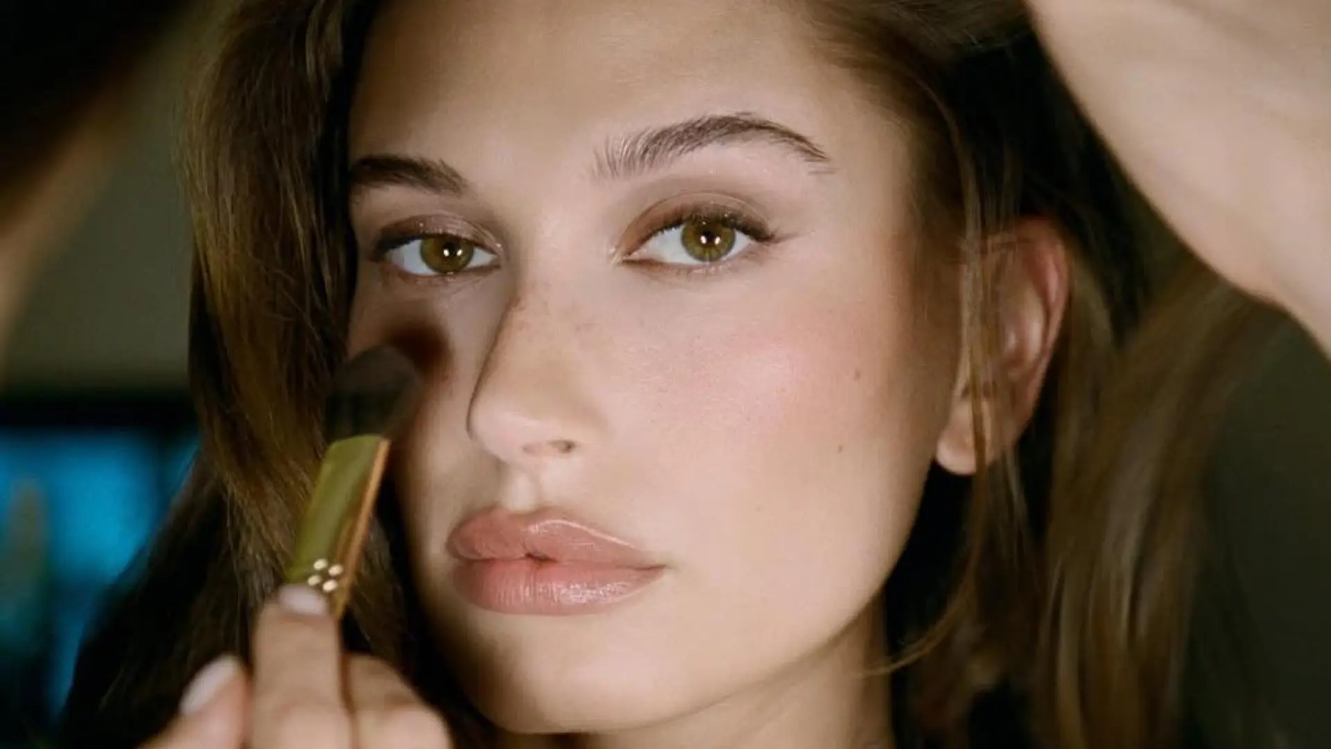 El truco de maquilladora para que el corrector de maquillaje no se cartee ni se acumule en los pliegues