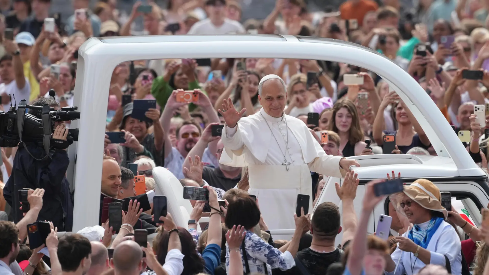 Visita del Papa León XIV a Madrid, en directo | El Papa pone rumbo a España para ser recibido por los reyes y Sánchez
