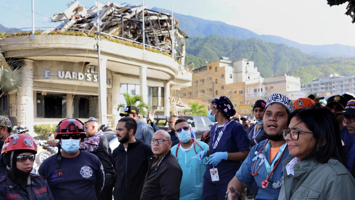 "Fuera, fuera": gritan vecinos a presidenta de Venezuela en edificio colapsado por doble terremoto