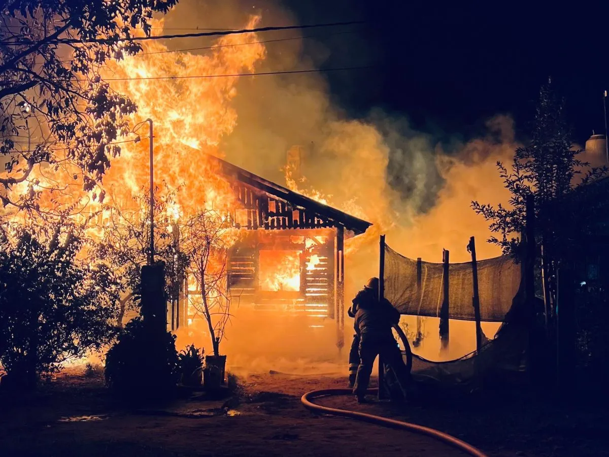 Familia con tres niños se quedó con lo puesto tras un voraz incendio