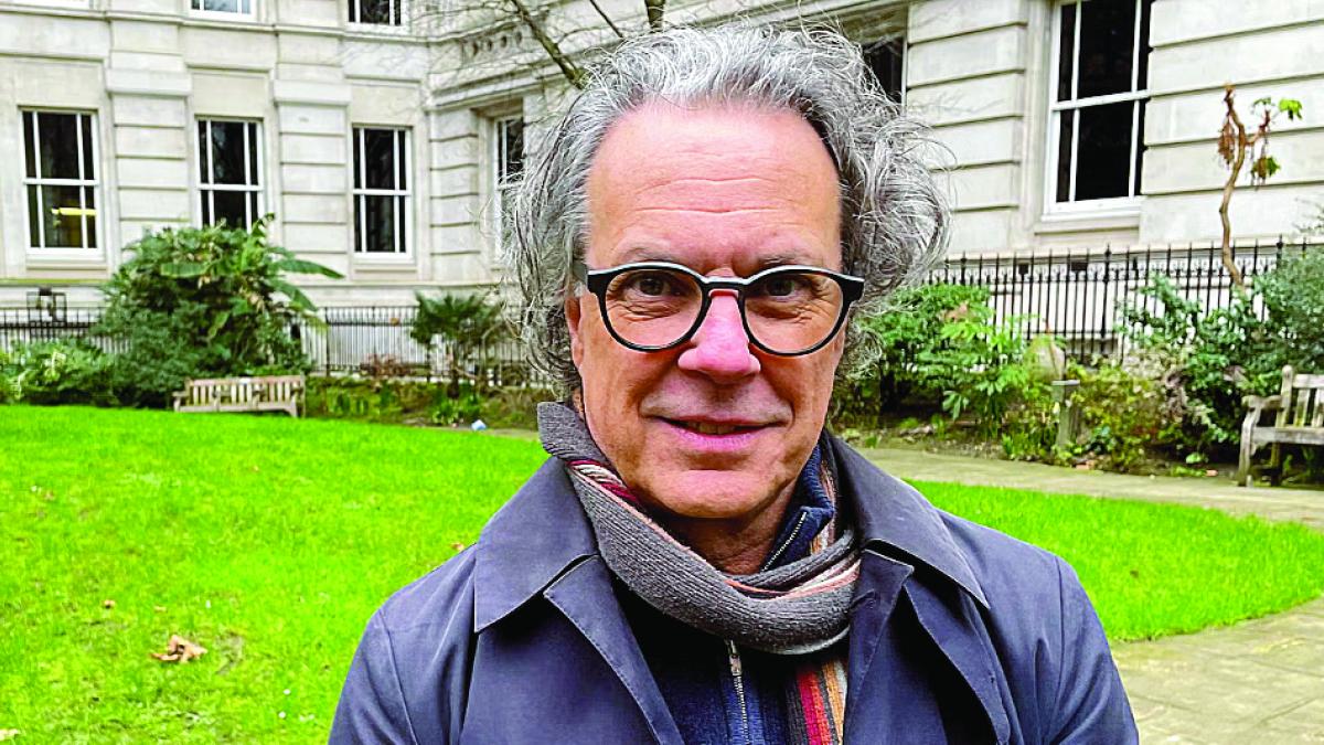 Padre británico lucha contra los algoritmos tóxicos; de la pérdida, a la batalla