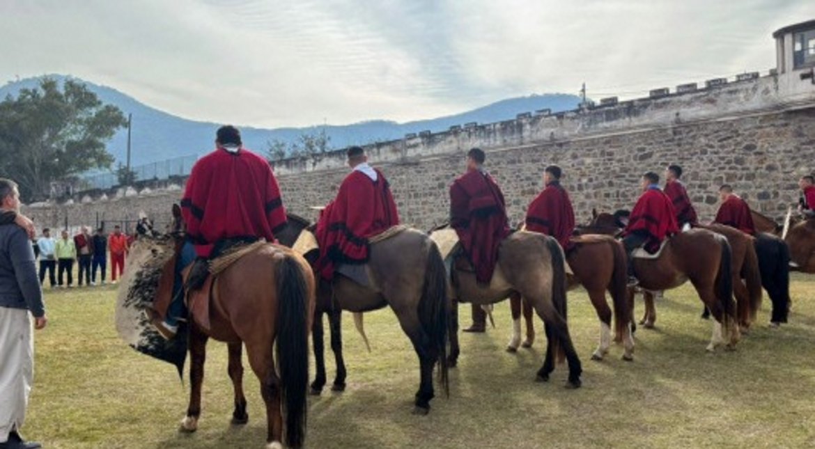 Equinoterapia del Azul llevó los valores de Güemes a Villa Las Rosas