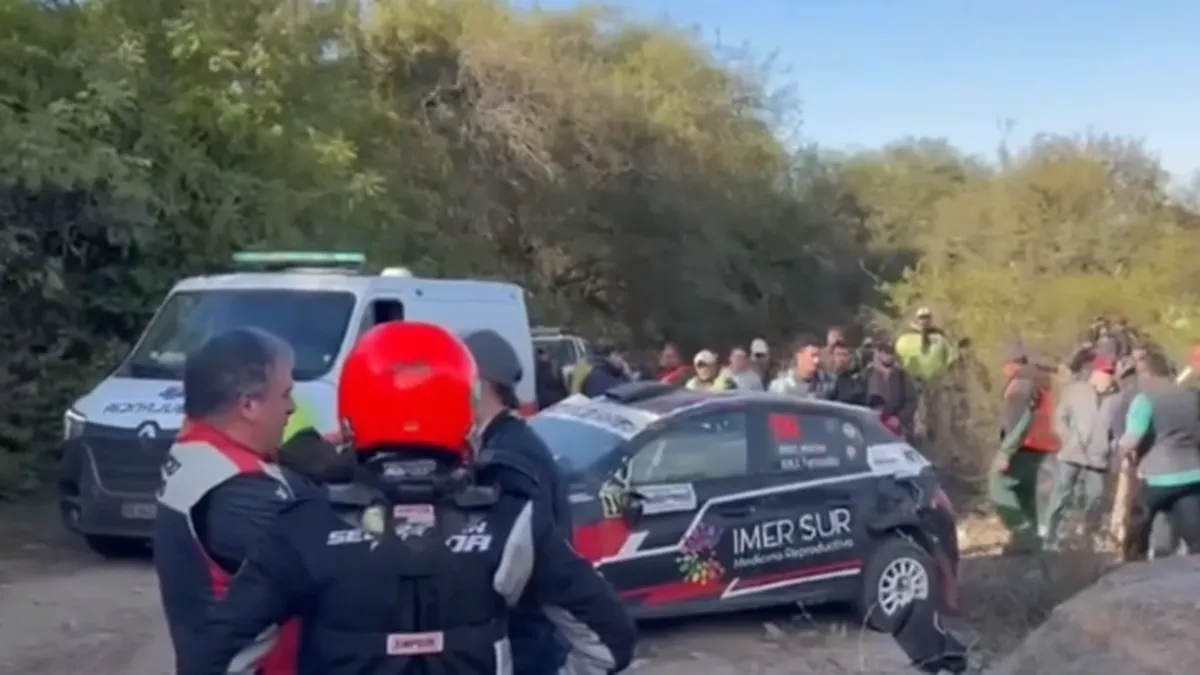 Dos espectadores resultaron heridos tras el despiste de un auto en el Rally del Poncho