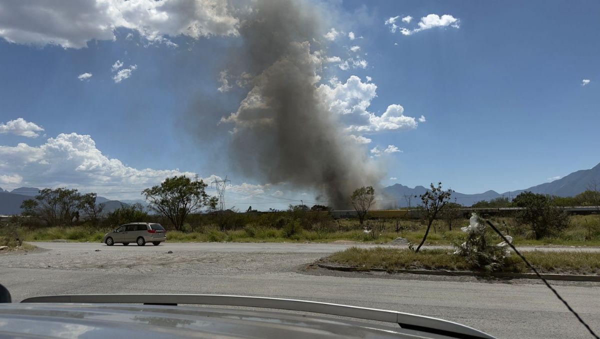 Incendio consume planta recicladora en Escobedo, NL