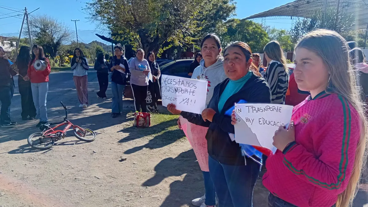 Sin transporte en El Portezuelo: el 50% de la matrícula escolar ya perdió un mes de aprendizaje