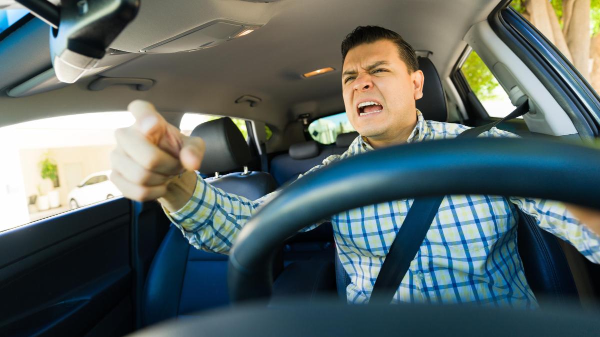 El efecto 'Dr. Jekyll y Mr. Hide' al volante: por qué el 74% de los conductores se transforma e insulta dentro del coche