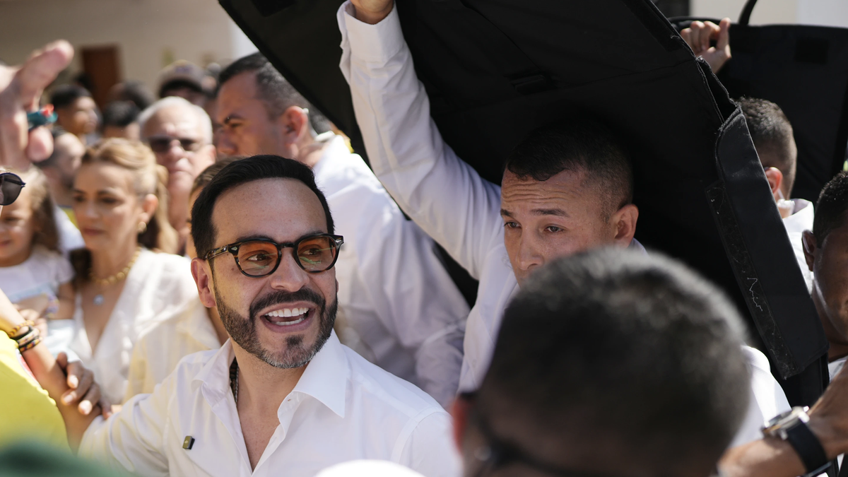 Colombia le abre la puerta a la derecha radical y se adentra en una segunda vuelta de mayor crispación política