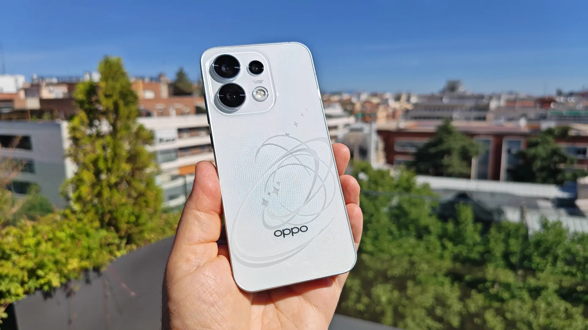 OPPO se hace más 'trendy' y juvenil que nunca con los Reno16, los móviles con un planeta en su diseño