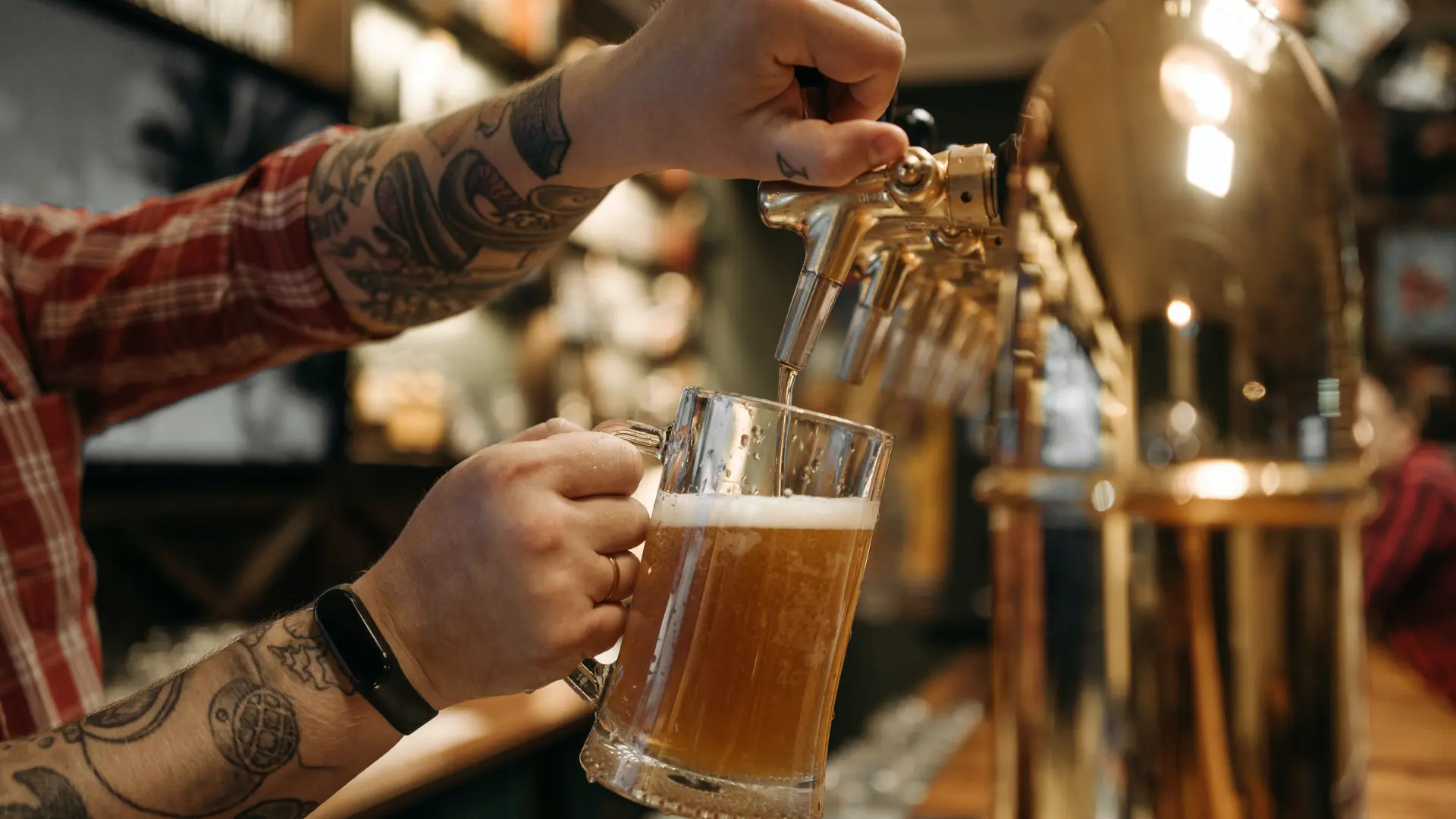 La cara oculta de la cerveza con limón: algunas ni siquiera llevan limón y no son tan ligeras como parece