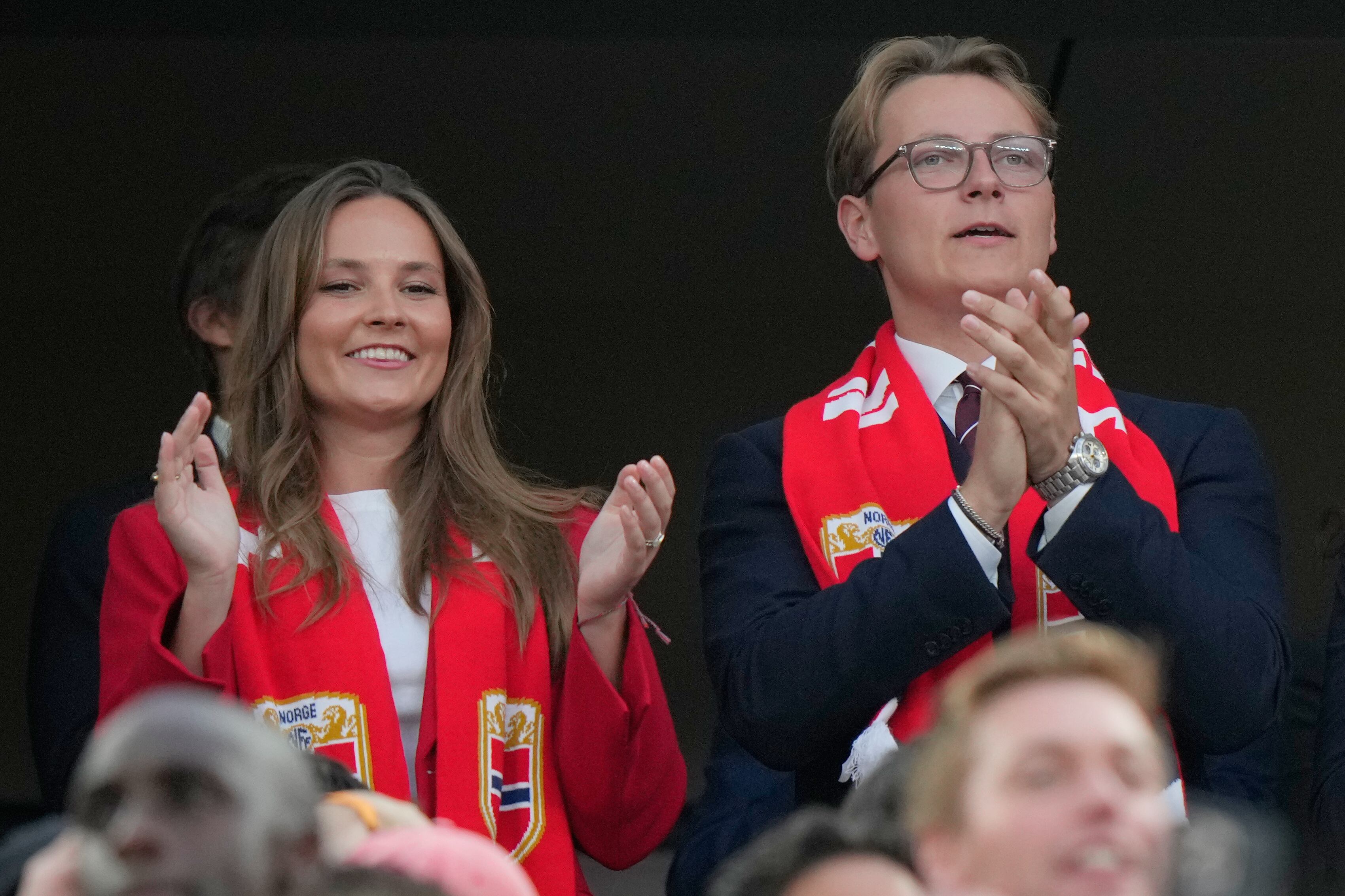 Los príncipes Ingrid y Sverre de Noruega debutan representando a la casa real en el Mundial de fútbol