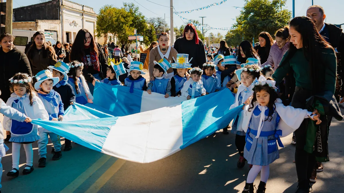 Tapso celebró su bicentenario con un colorido desfile institucional
