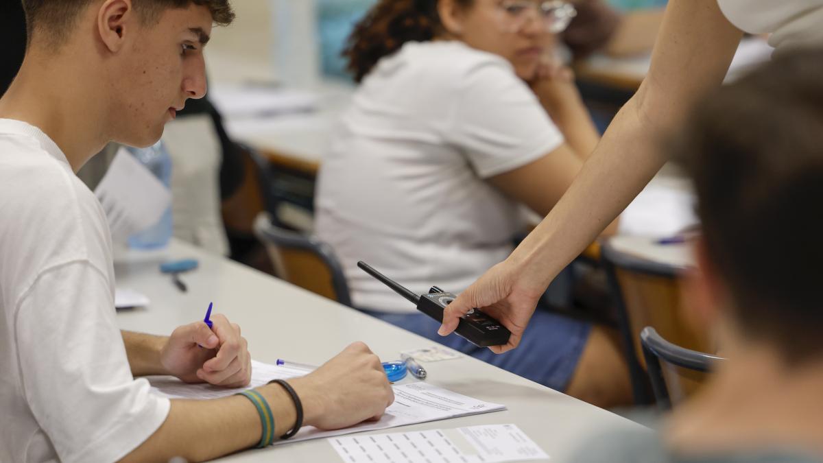 Un texto de Pardo Bazán y detectores de dispositivos en la PAU valenciana de la huelga