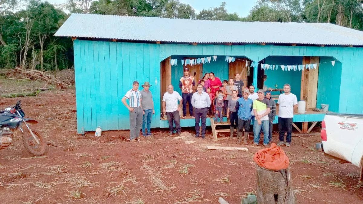 Docente recorrió 1.300 kilómetros para iluminar una escuela rural