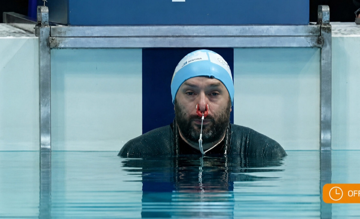 Un argentino compitiendo en el Mundial de Apnea en Hungría
