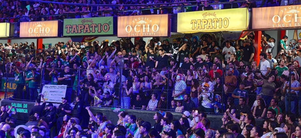Lucha libre en la Coliseo de Guadalajara se pintó mundialista