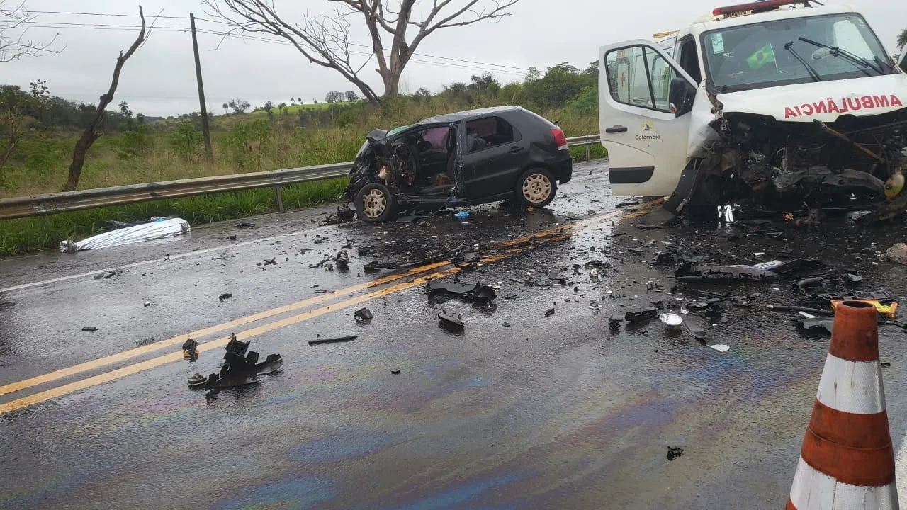 Motorista morre em colisão entre carro e ambulância na Rodovia Assis Chateaubriand, em Barretos, SP