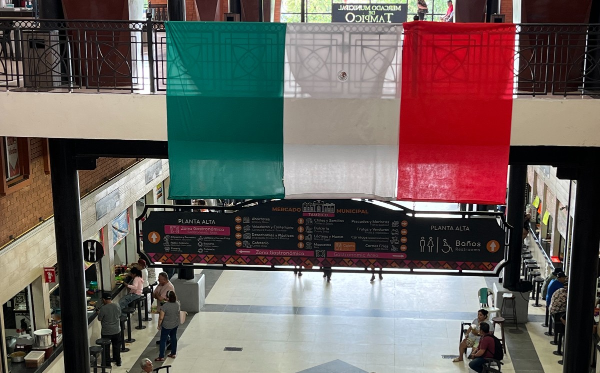 Bandera de México en mercado de Tampico causa polémica