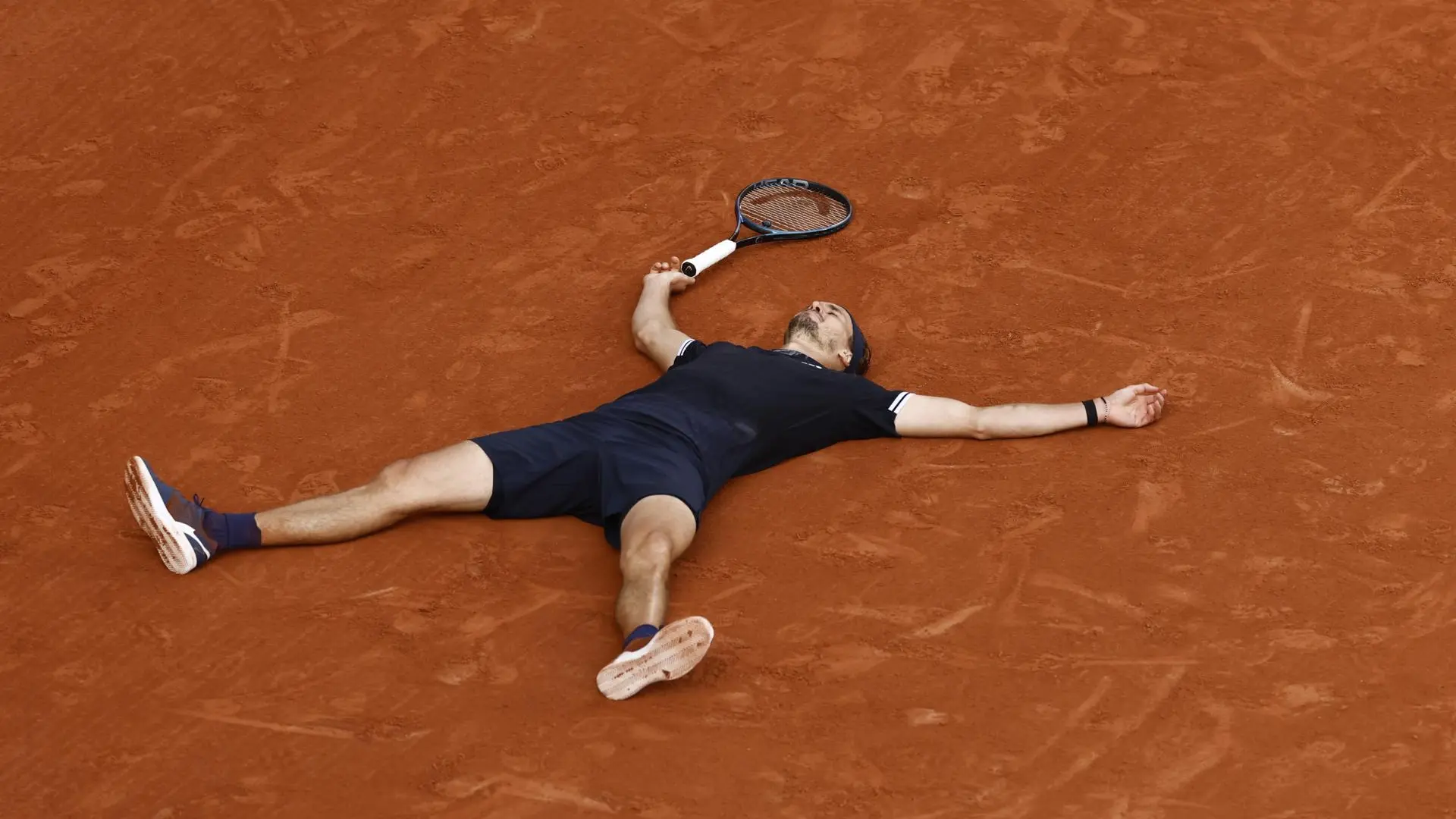 Zverev vence a Flavio Cobolli para coronarse en Roland Garros y poner fin a su maldición en Grand Slams