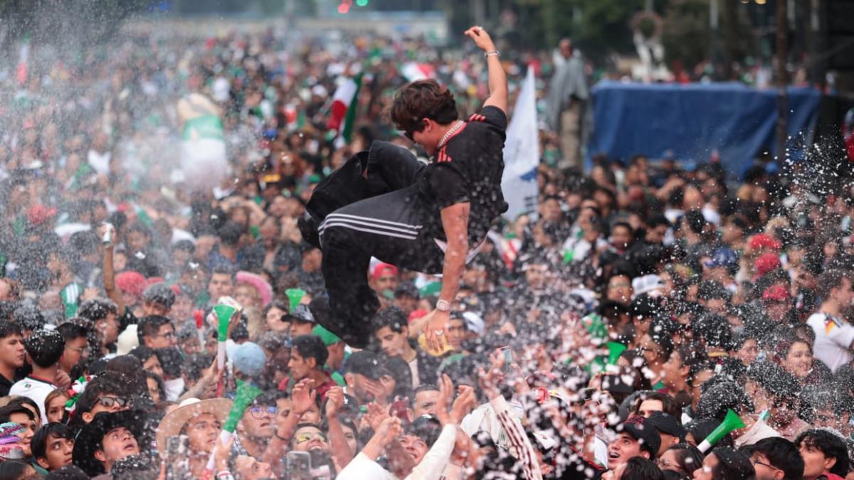 ¡Ni la lluvia frenó la fiesta! Miles van del Zócalo al Ángel a festejar triunfo