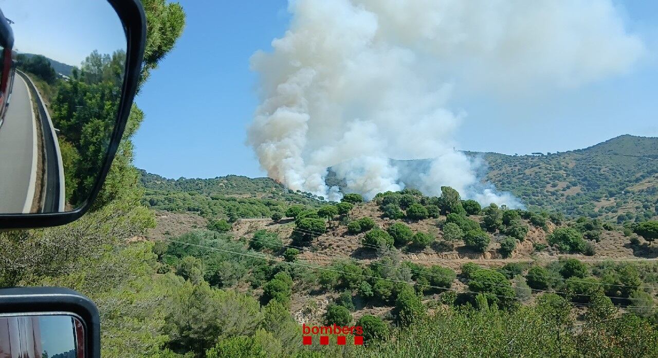 Un incendio con varios focos obliga a confinar cuatro municipios en el entorno de Barcelona