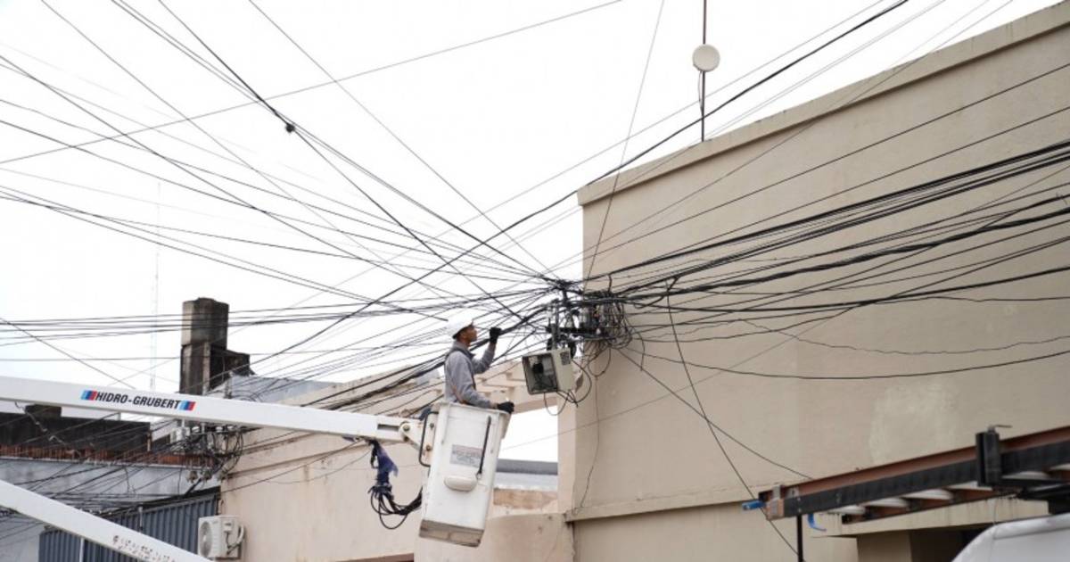 Adiós al enredo de cables: retiran metros de tendido aéreo en el centro de Corrientes