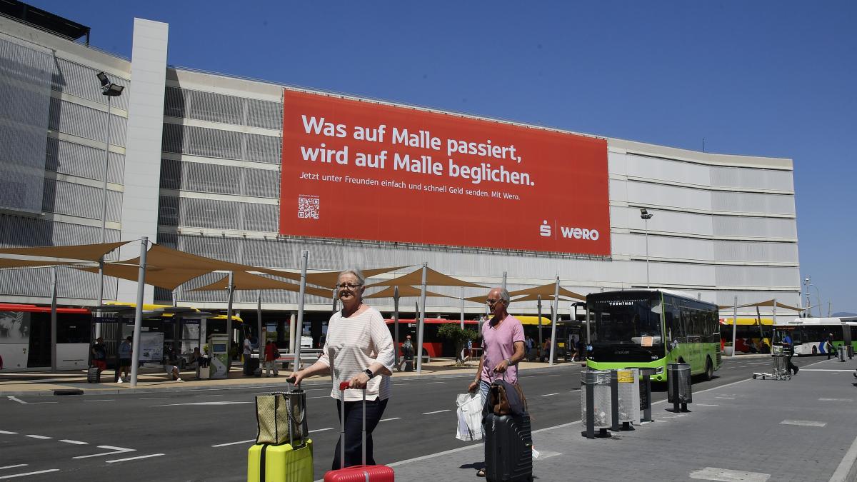 'Auf Wiedersehen': la empresa alemana retira la polémica lona del aeropuerto de Palma