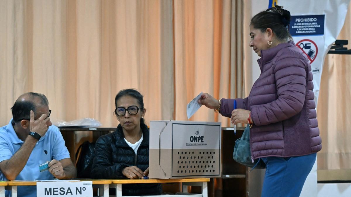Perú vota en un reñido balotaje para elegir a su noveno presidente en 10 años