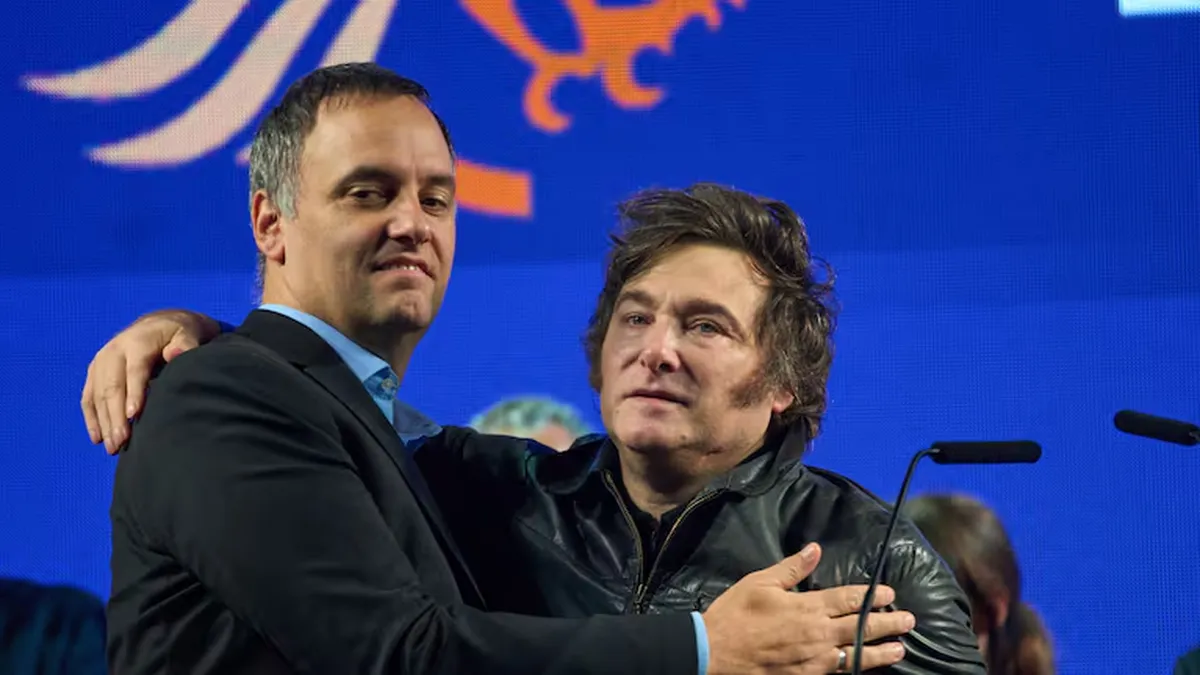 Milei defendió a Adorni y aseguró que renunció por amenazas a su familia