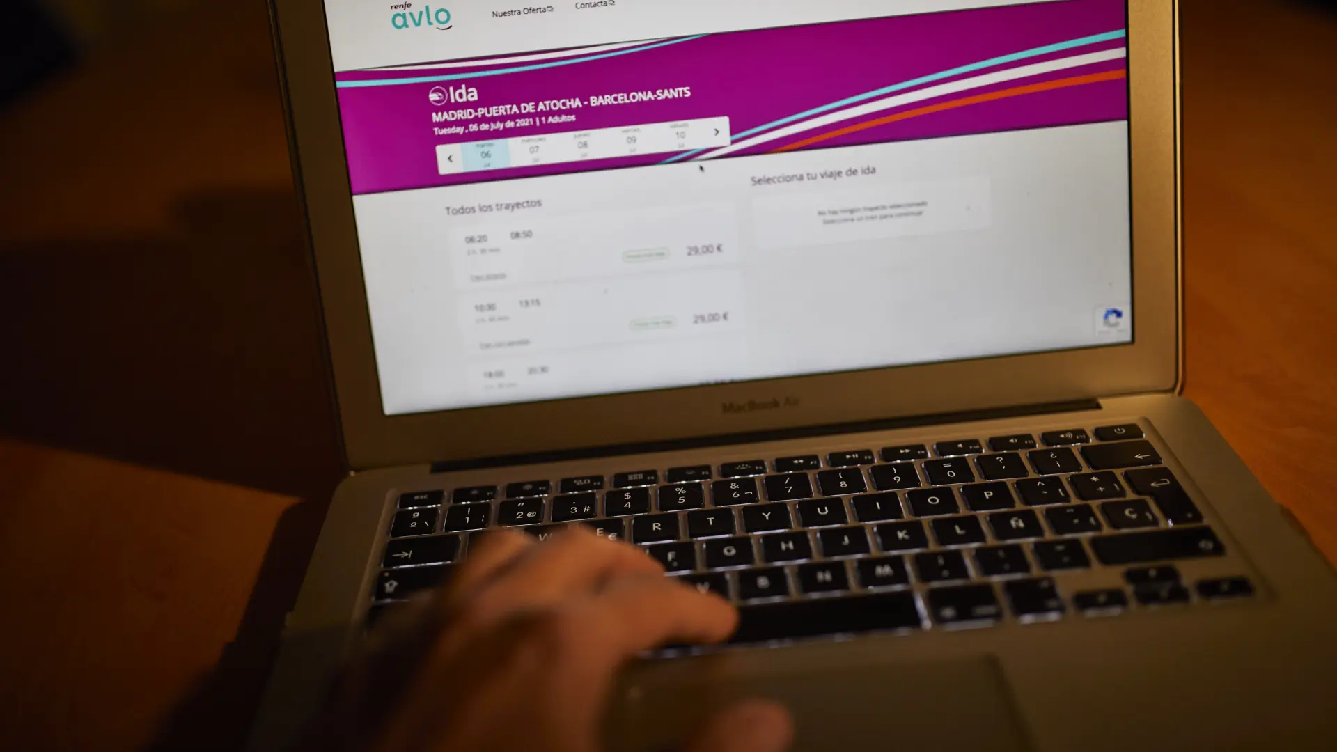 Todavía en construcción: Renfe afronta una nueva temporada alta aún renovando la web y sin estrenar el canal de venta