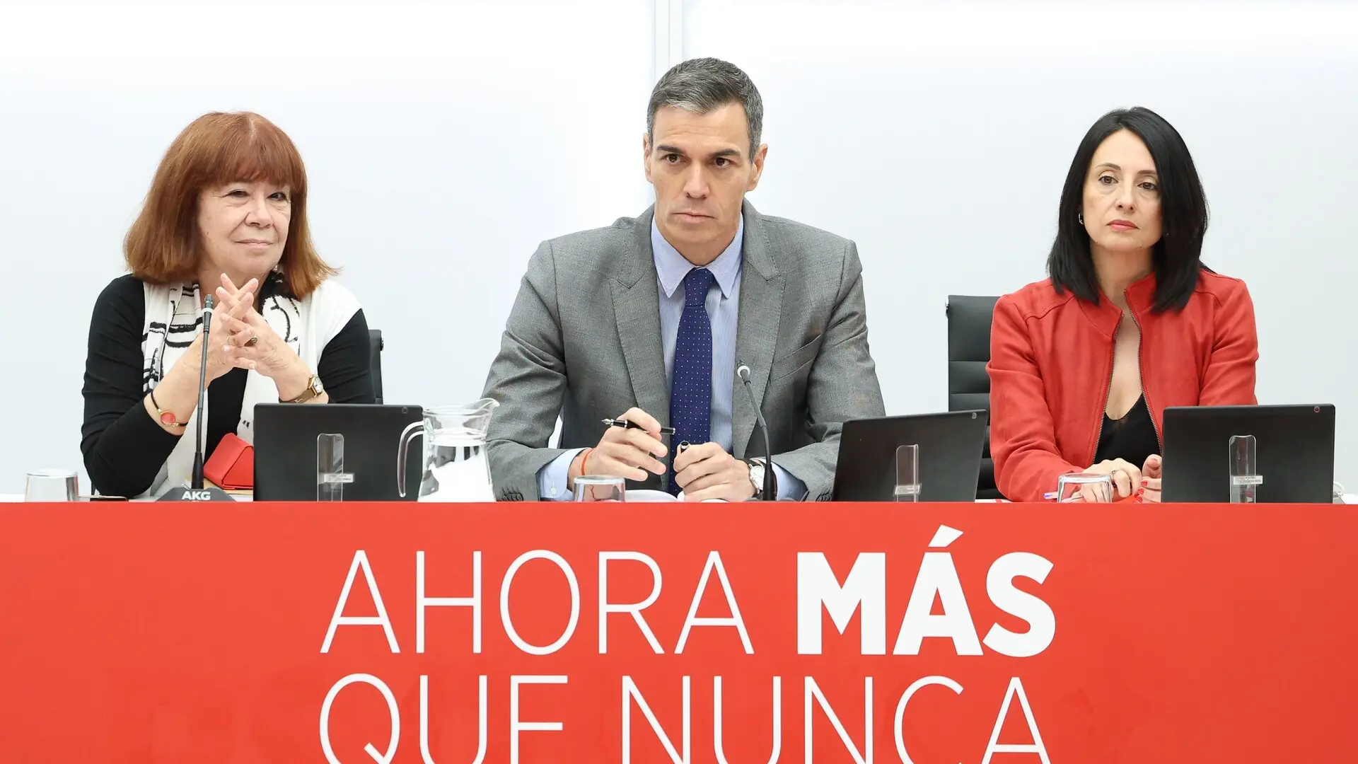 El PSOE ratifica su confianza en Zapatero tras declarar ante el juez y denuncia el "ruido" y las "condenas anticipadas"