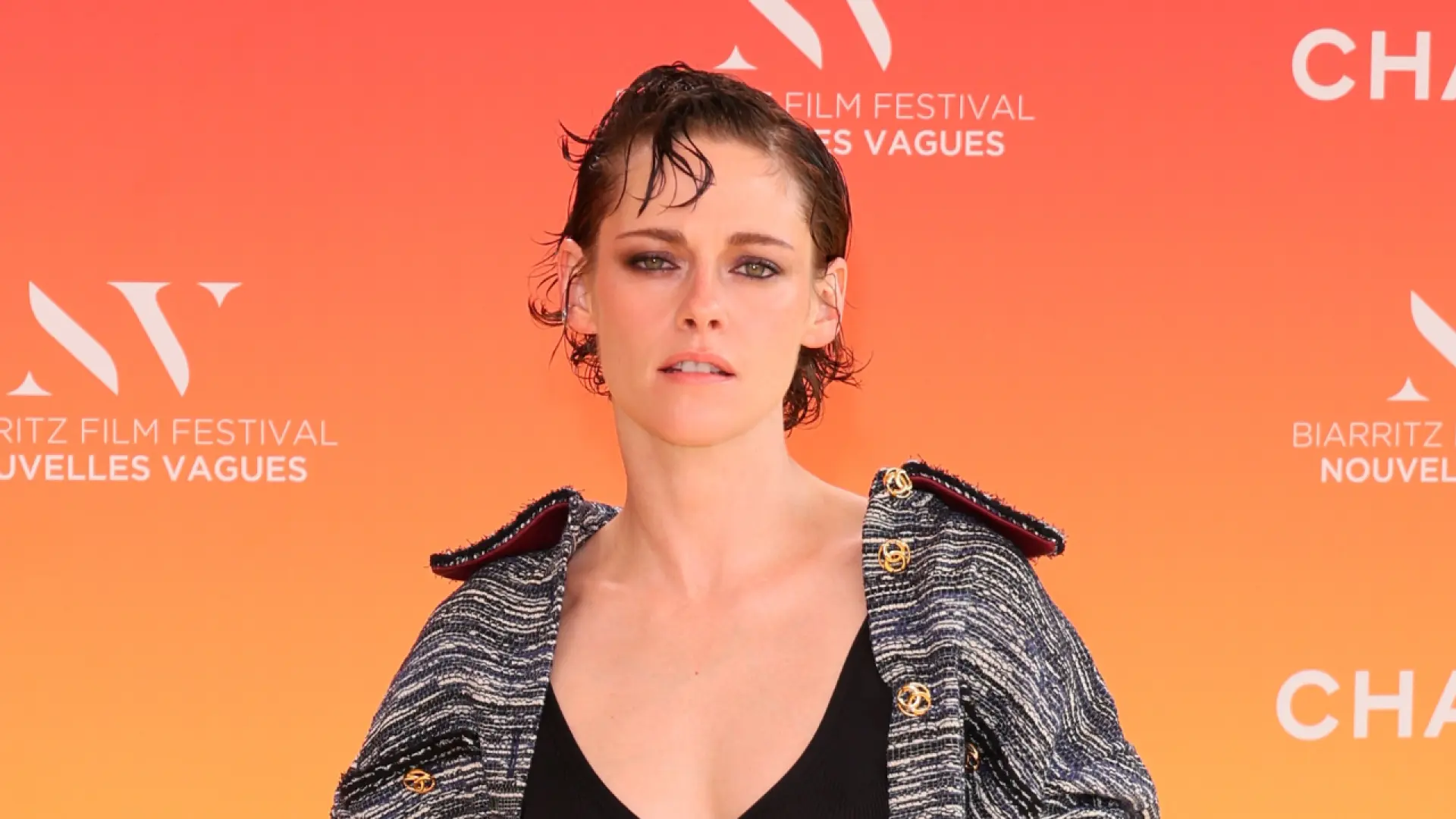 Kristen Stewart se salta las normas de etiqueta al llevar un bikini en la alfombra roja