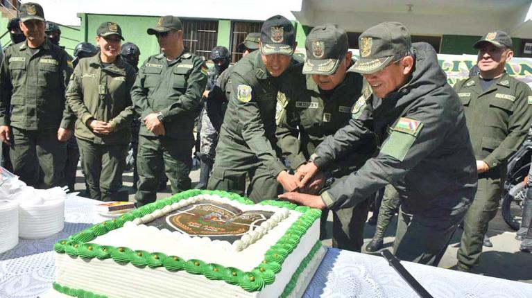 Policía celebra 200 años y suma a Rex, un can, como subteniente honorífico