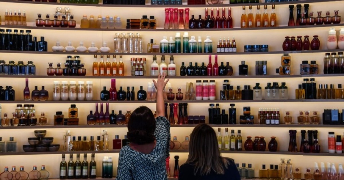 Vende un perfume cada dos segundos en la Argentina y cambió de CEO y de estrategia
