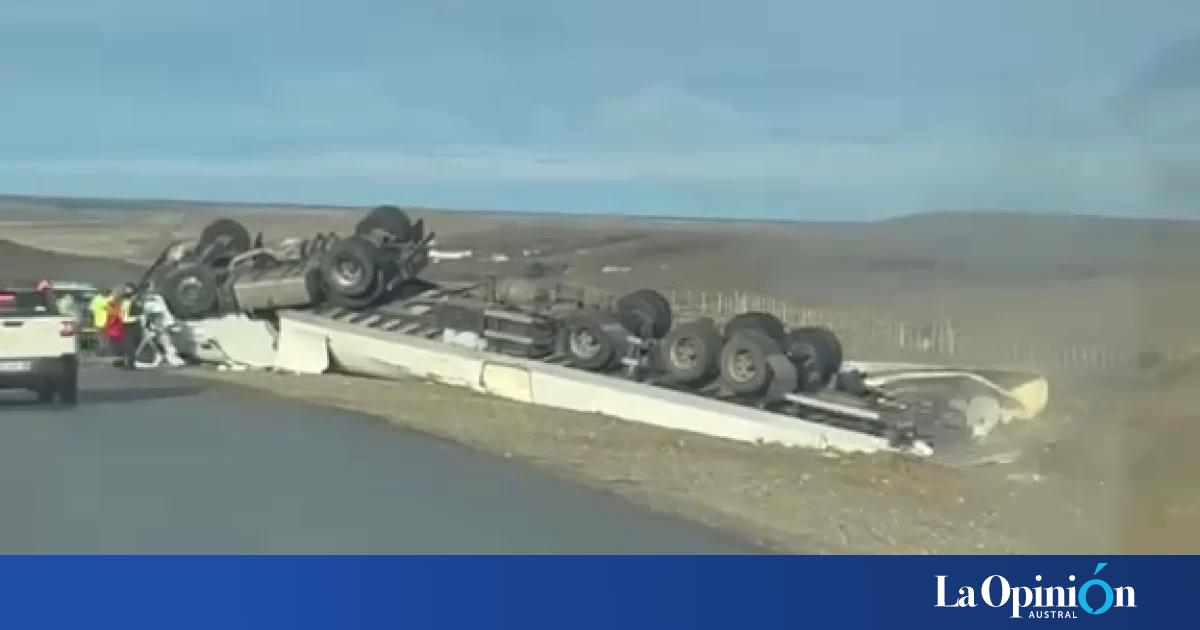 Impactante vuelco de un camión sobre la Ruta 3: trabajan en la zona y piden extremar las precauciones