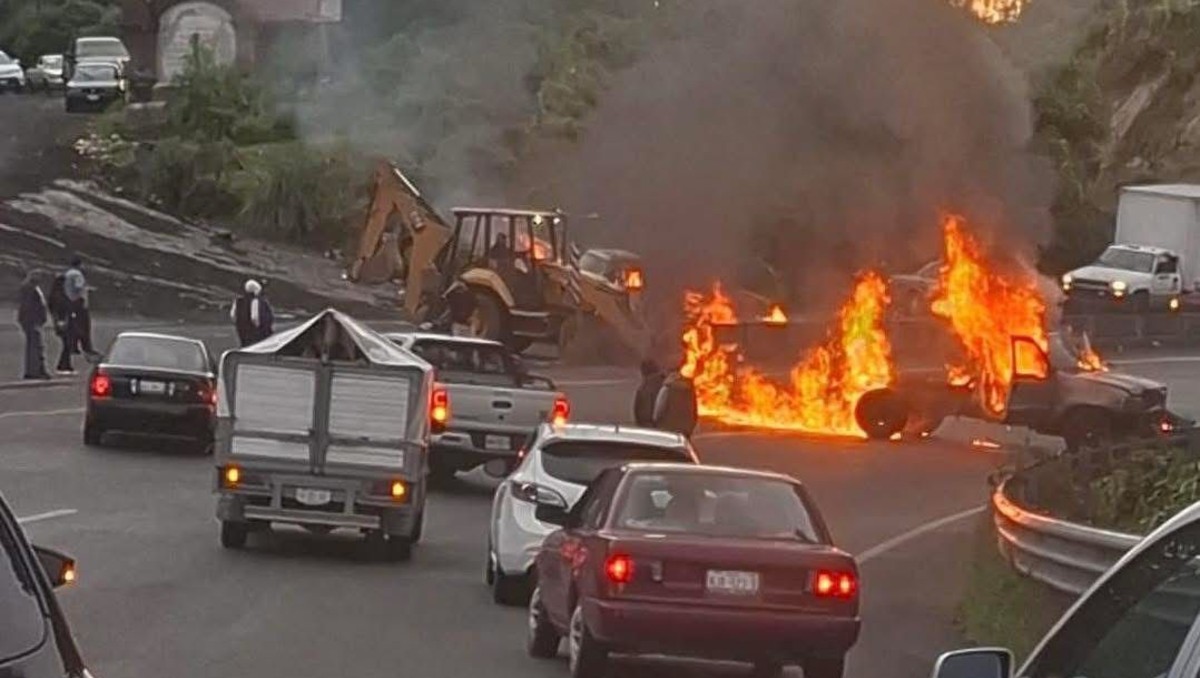 Pobladores de Ocoyoacac incendian camionetas de presuntos talamontes