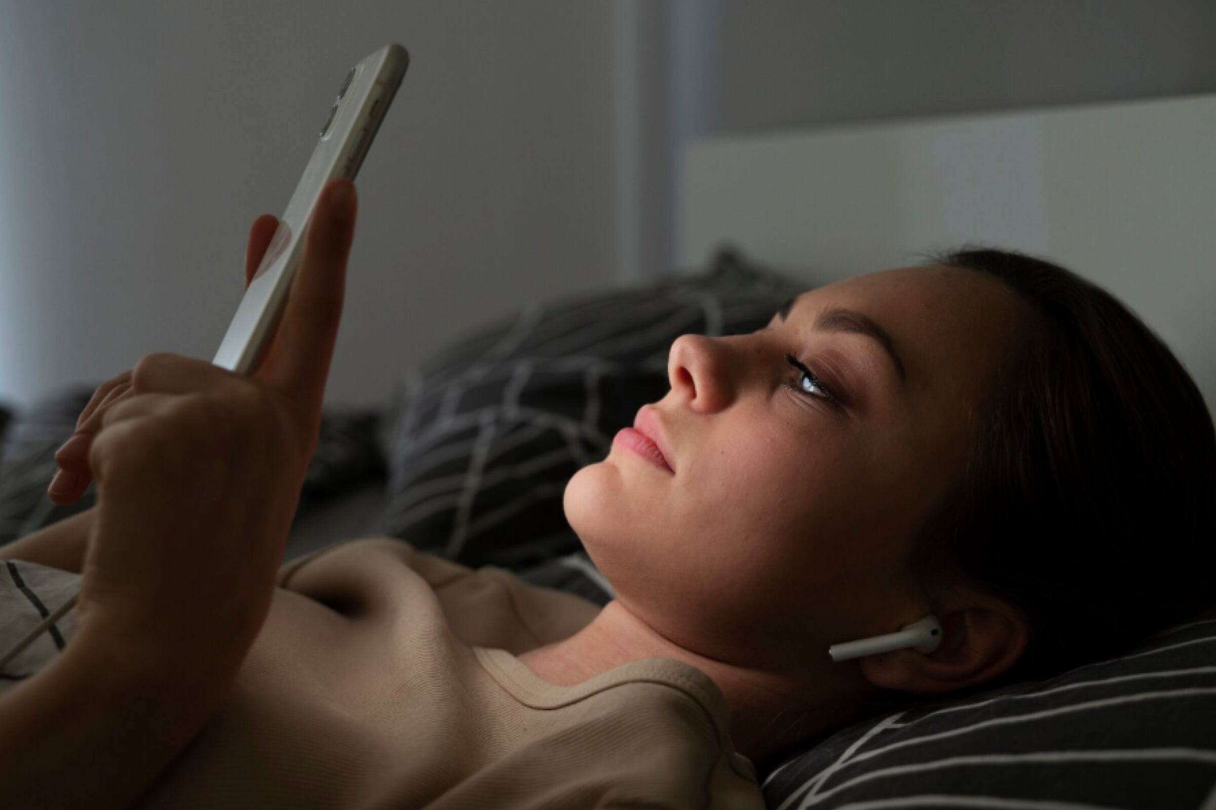 La psicología dice que las personas que revisan el móvil antes de dormir intentan evitar los pensamientos negativos