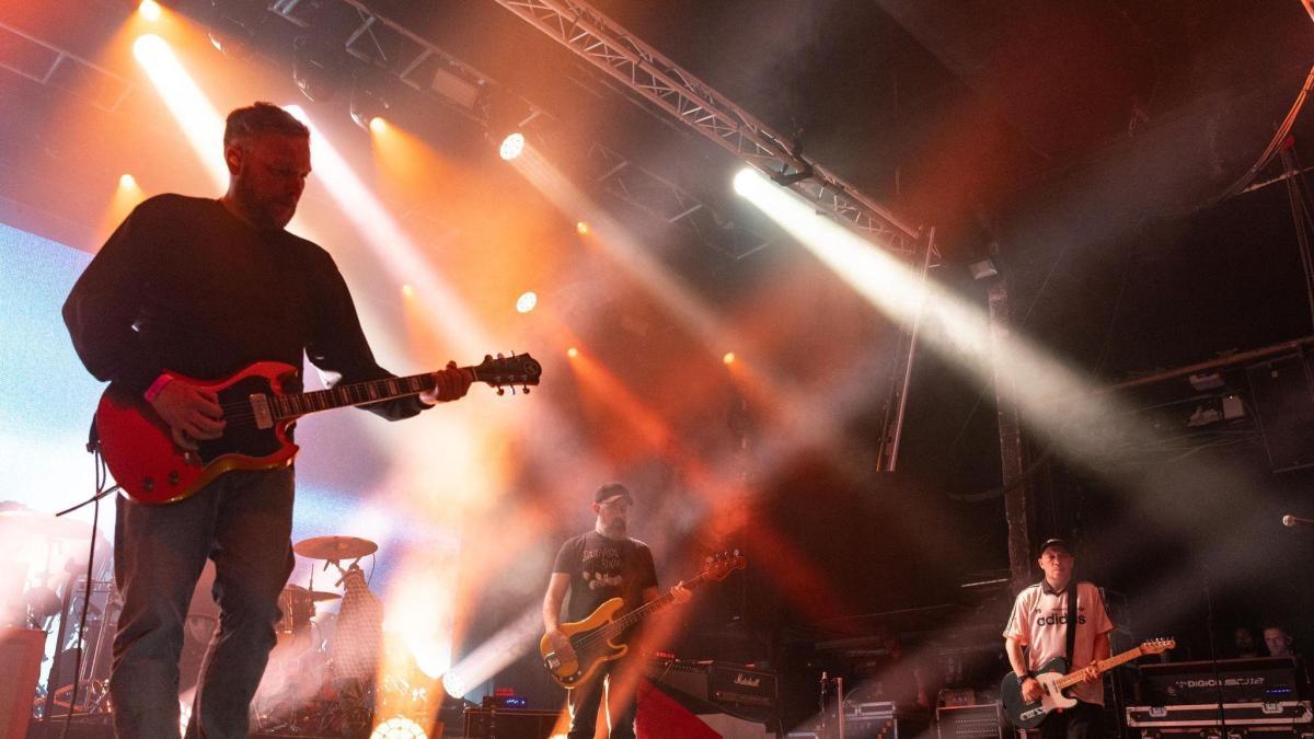 Los Mogwai celebran 30 años de sonido brutal a cinco calles de la debutante Cara Delevingne