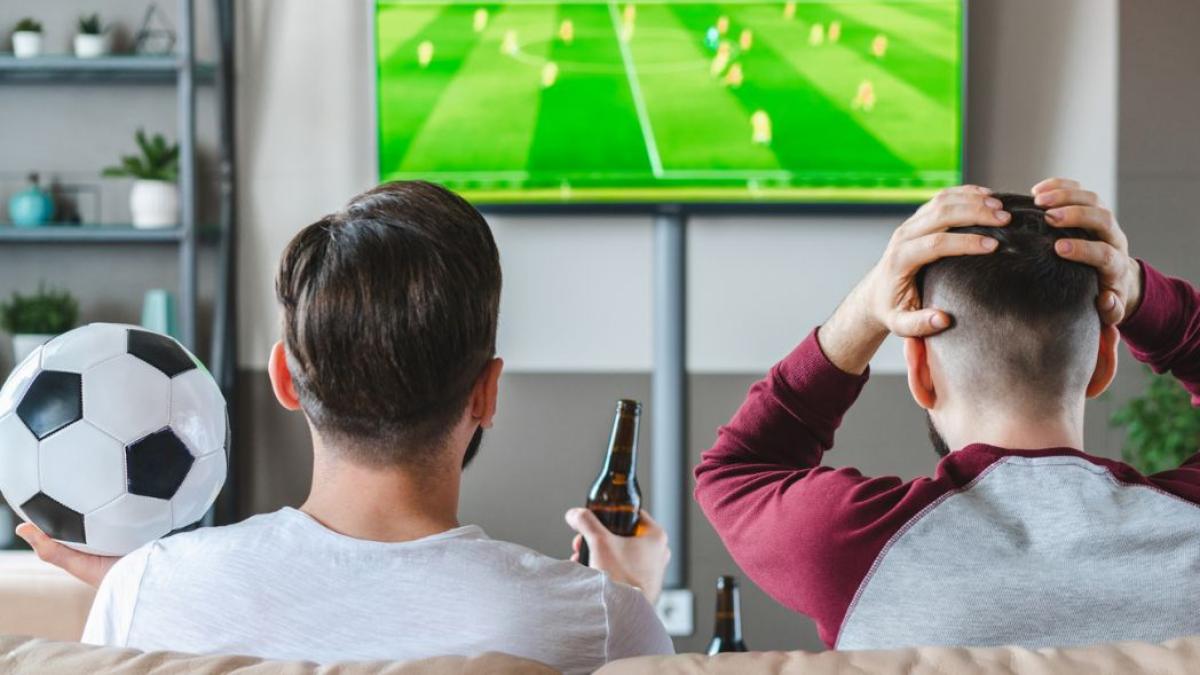 Todo lo que necesitas para ver en condiciones el Mundial de Fútbol, en oferta: smart TV, barra de sonido, proyector, auriculares y más